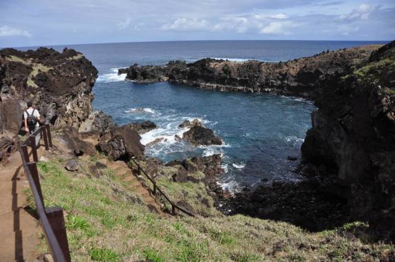 Caminho para Ana Kai Tangata, onde moravam pessoas na antiga Rapa Nui (ou Ilha de Páscoa), ilha chilena no meio do Oceano Pacífico